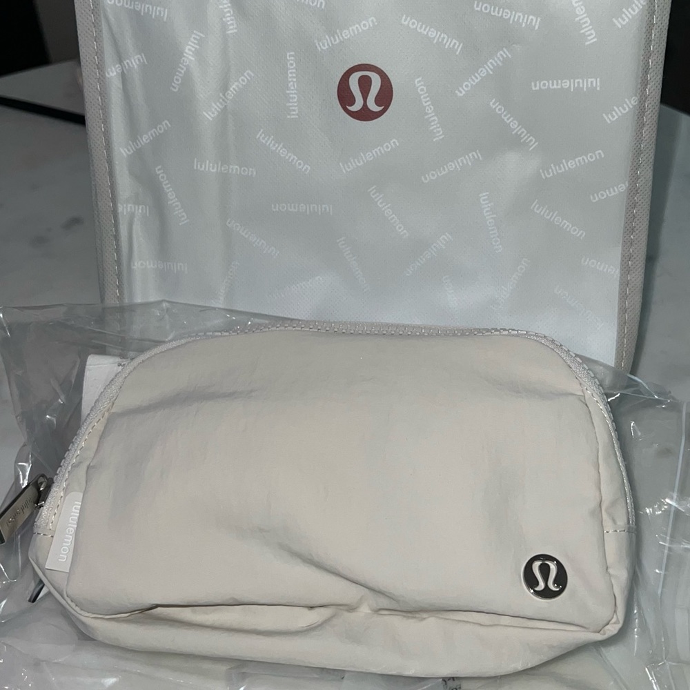 **SOLD** Lululemon belt bag